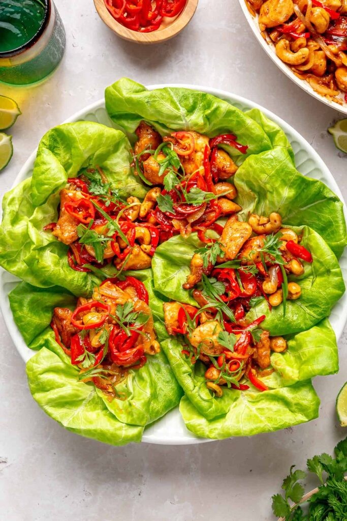 Szechuan Tavuklu Marul Dürümleri: Uzak Doğu Lezzetinin Hafif Hali