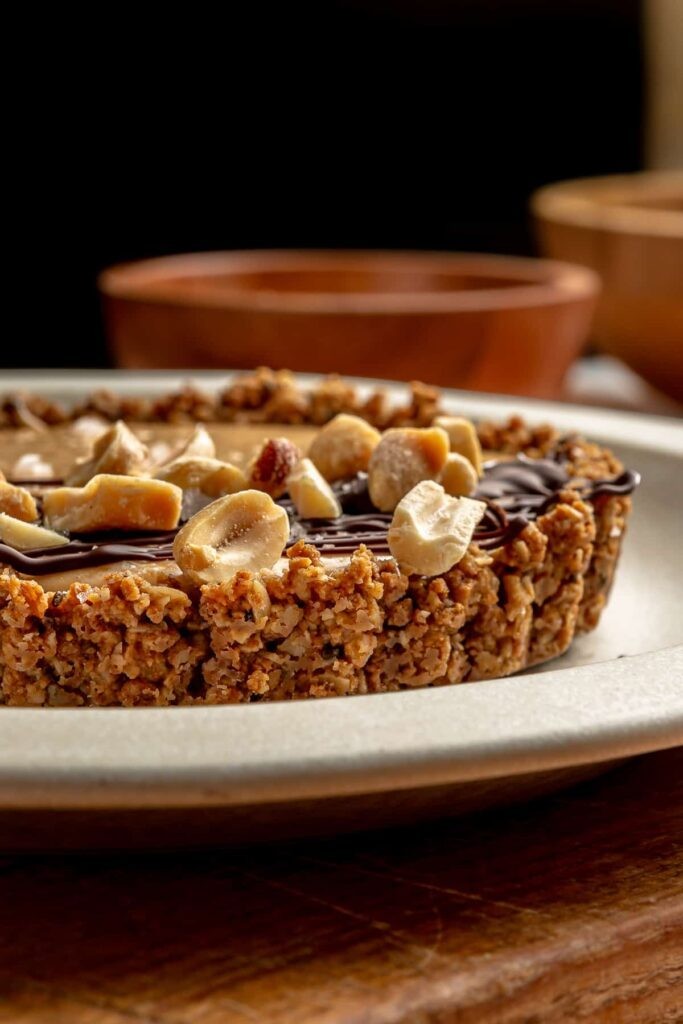 Çıtır Kurabiyeli ve Granola Tabanlı Fıstık Ezmeli Tart Tarifi: Eşsiz Bir Lezzet Deneyimi